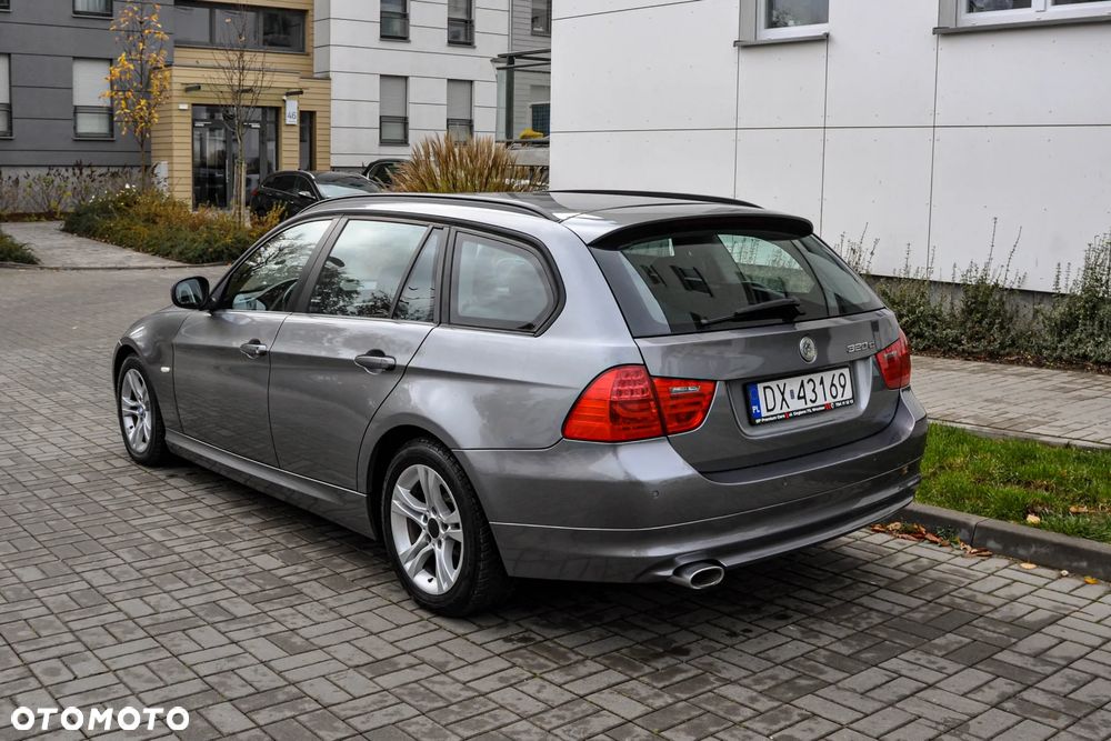 BMW 3 Series 2011 photo 3