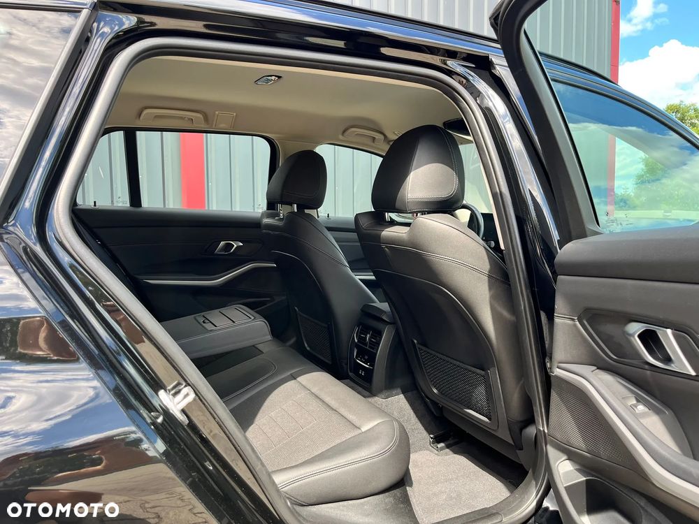 BMW Seria 3 318d mHEV - 27