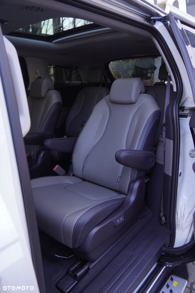 Kia Carnival - 21