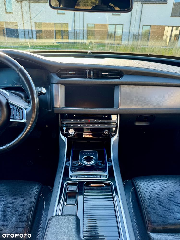 Jaguar XF 20d R-Sport - 19