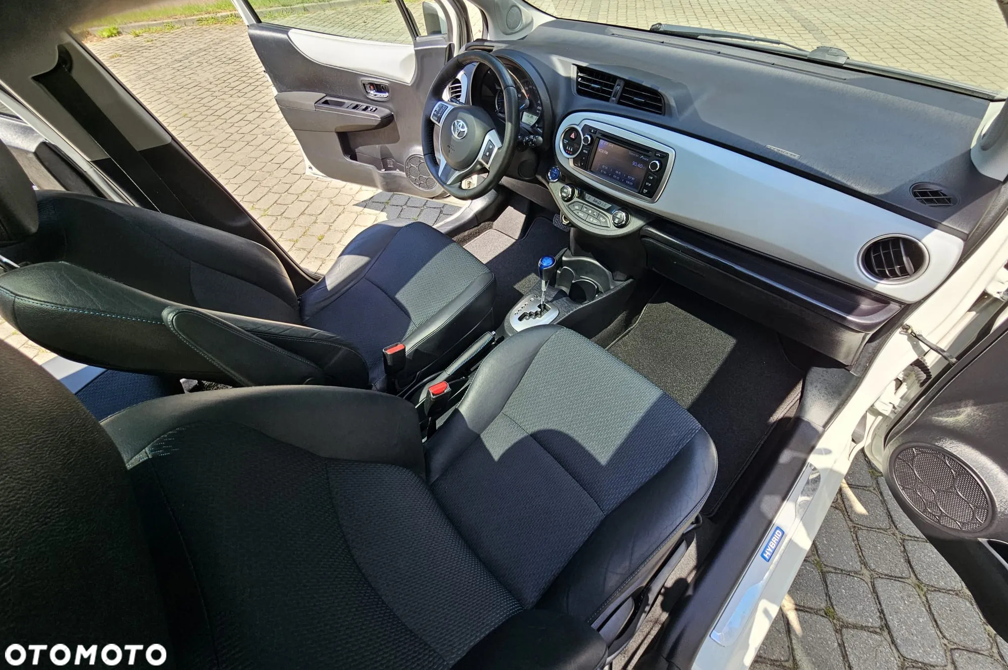 Toyota Yaris Hybrid 100 Premium - 16