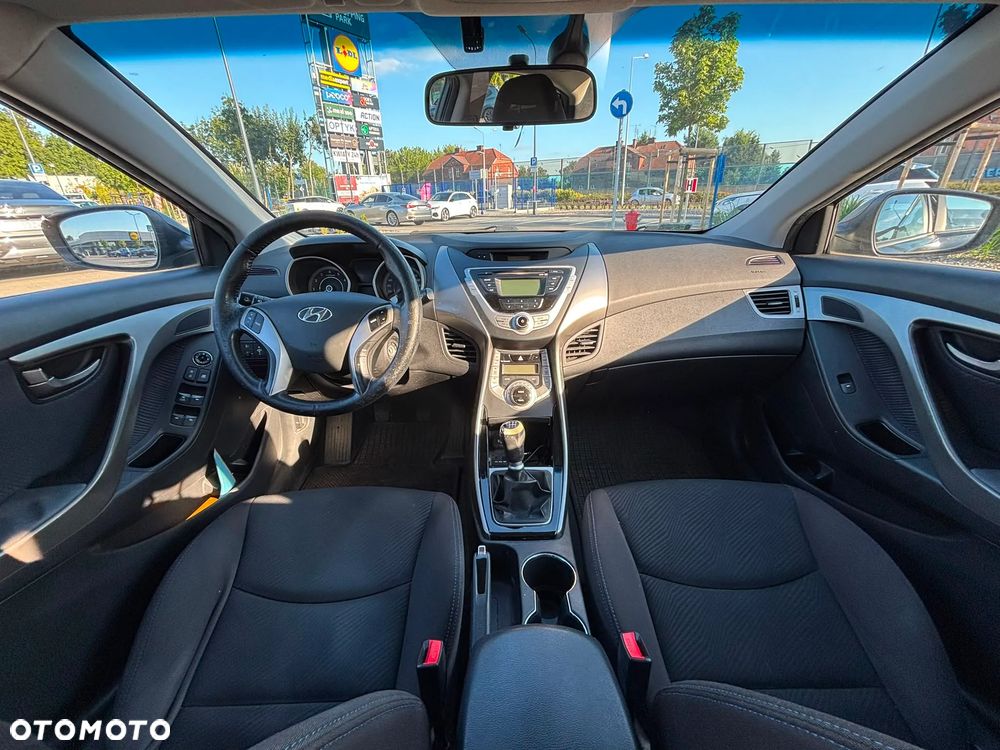 Hyundai Elantra 1.6 Comfort - 9