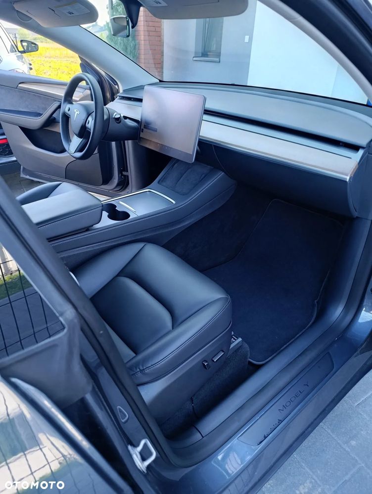 Tesla Model Y - 11