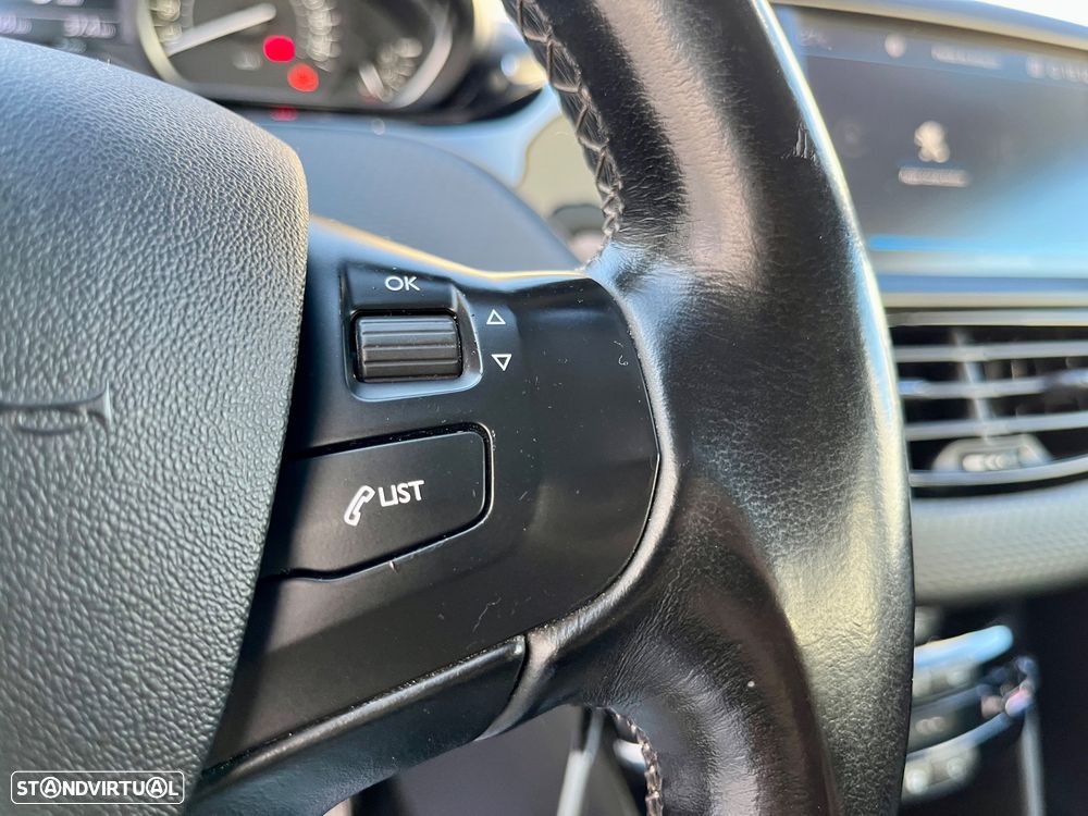 Peugeot 208 1.2 PureTech Allure - 41