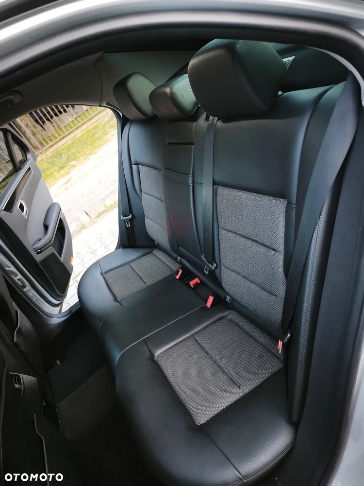 Mercedes-Benz Klasa E 300 CDI DPF BlueEFFICIENCY 7G-TRONIC Avantgarde - 10
