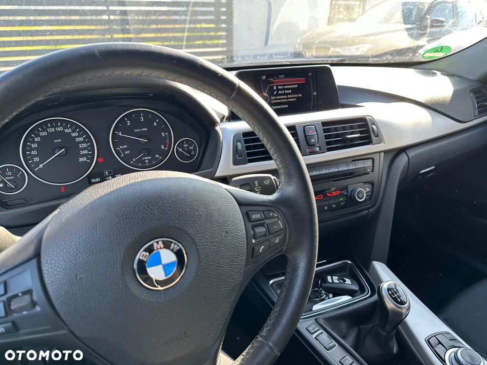 BMW Seria 3 318d Touring - 11