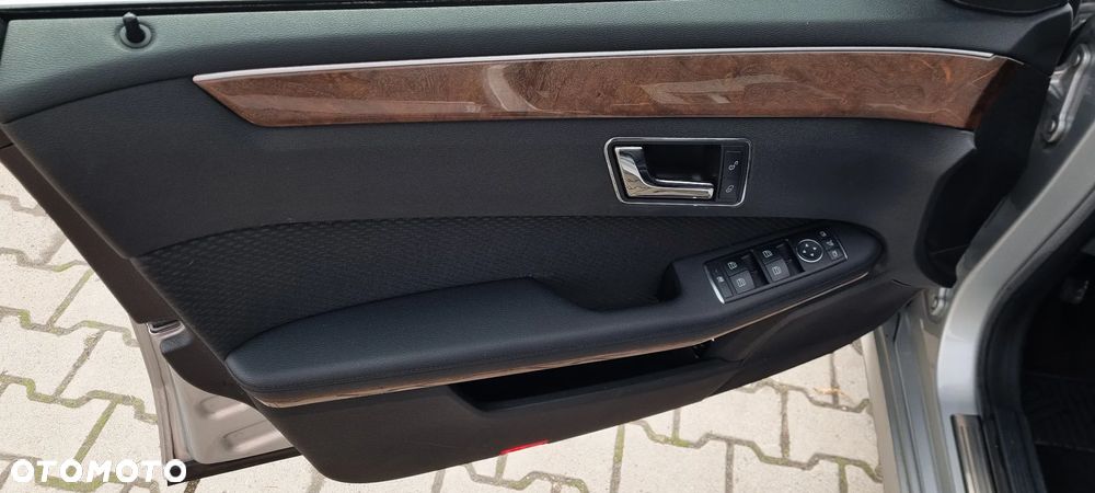 Mercedes-Benz Klasa E 220 T CDI DPF BlueEFFICIENCY Automatik Elegance - 9