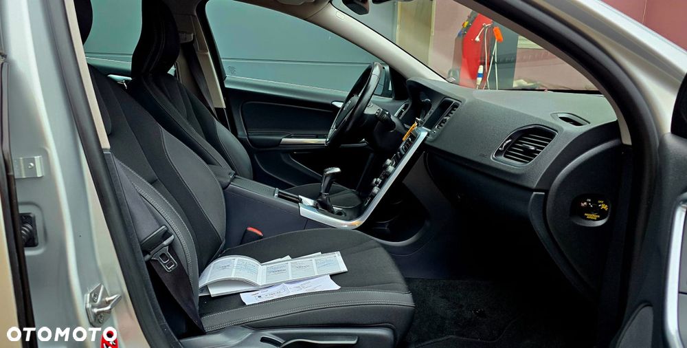 Volvo V60 D4 Momentum - 31