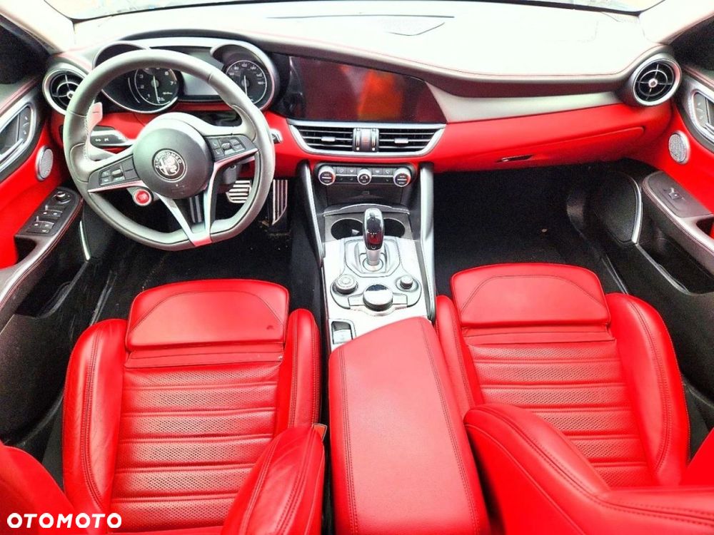 Alfa Romeo Giulia - 8