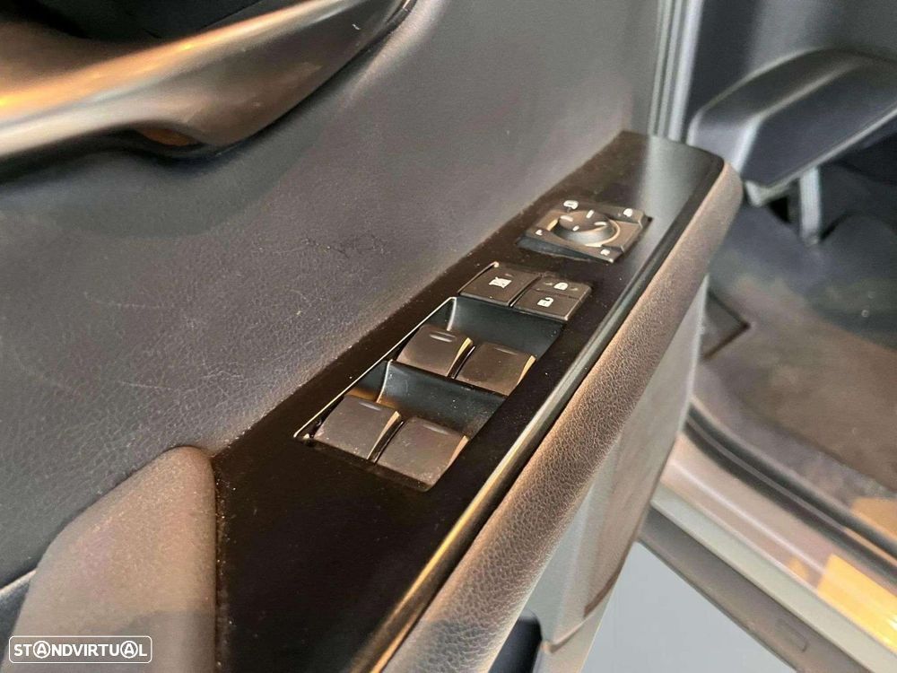 Lexus UX 250h Business - 16