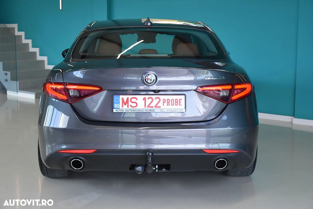 Alfa Romeo Giulia 2.2 JTDM Super - 11