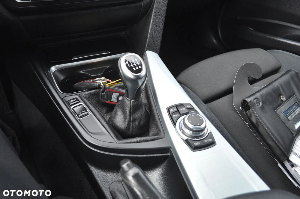 BMW Seria 3 318d Sport Line - 36