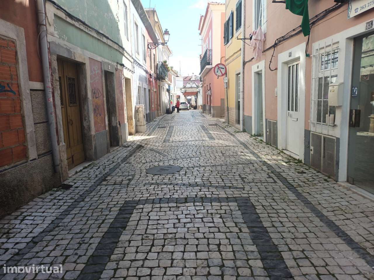 Prédio no centro de Vila Franca de Xira. - Grande imagem: 2/6