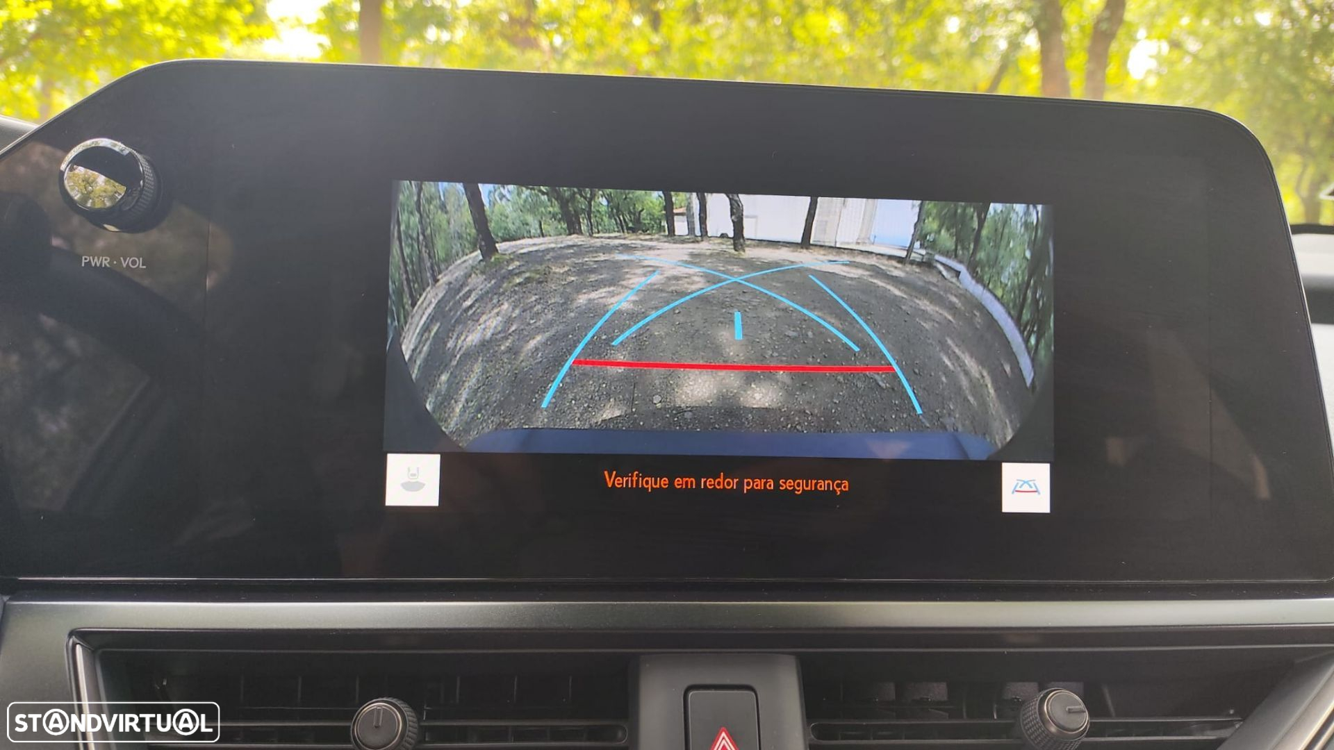 Lexus ux-250h Sport - 25