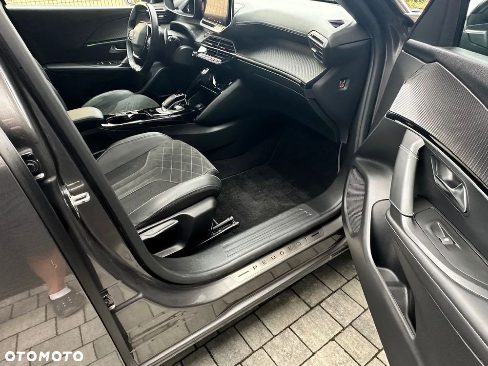 Peugeot 2008 PureTech 130 EAT8 GT Pack - 12