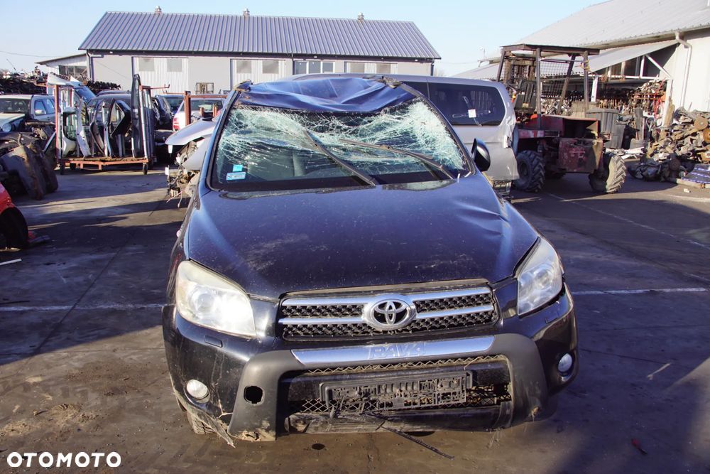 Auto na części - Toyota RAV4 III 2.2 D-4D 136 KM 2AD-FTV EA62 202 2008R Silnik Skrzynia Drzwi Błotnik Klapa Zderzak Lampa Lusterko Klamka Szyba Deska Kokpit Sterownik Moduł Czujnik Licznik Wyświetlacz Panel Kierownica - 9