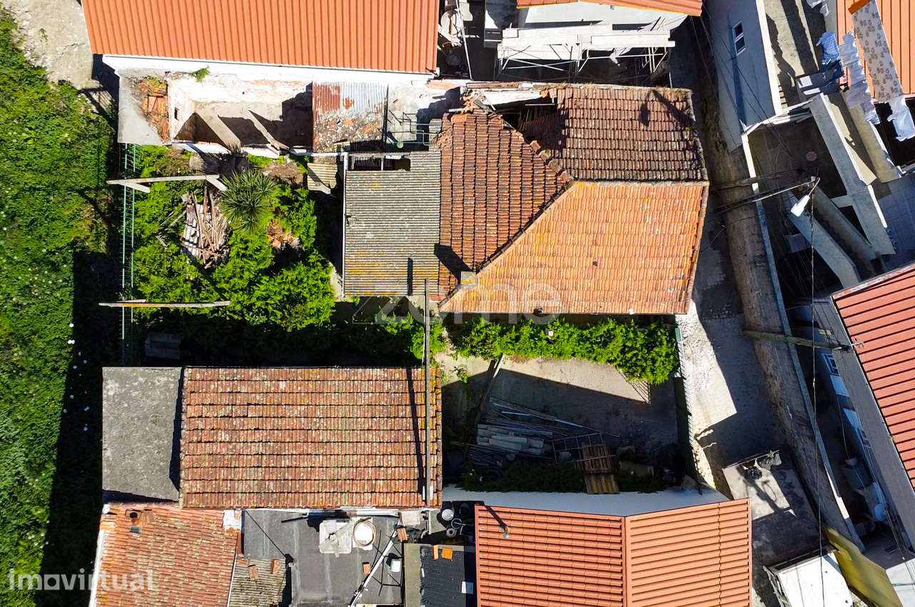 Moradia T2 com garagem e jardim, para reabilitar - Pedrouços, Maia - Grande imagem: 2/30