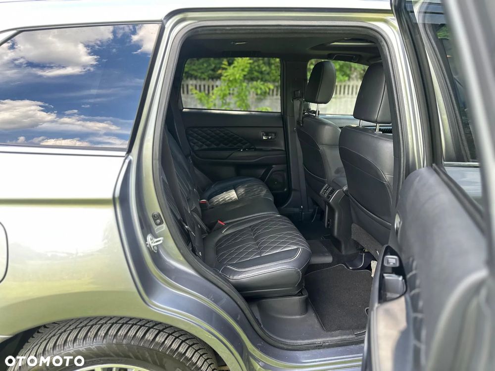 Mitsubishi Outlander Instyle NAVI + - 11