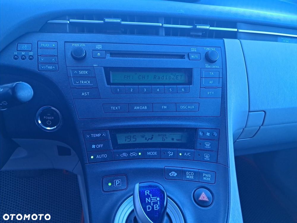 Toyota Prius 1.8 HSD Sol - 11