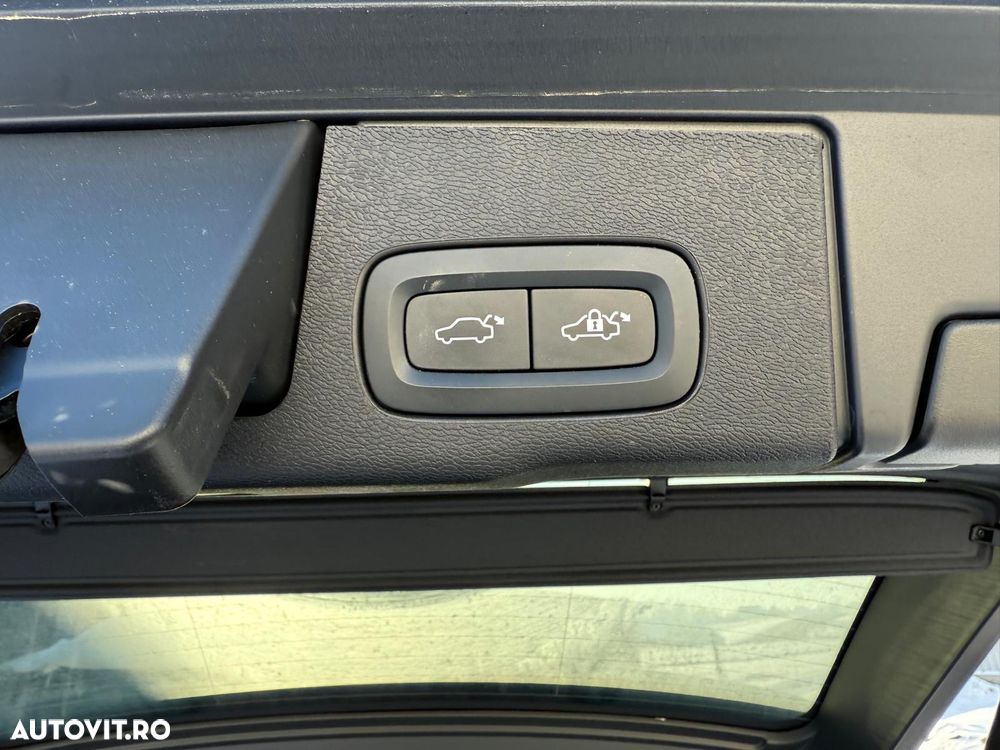 Volvo XC 60 B4 D Plus Dark - 20
