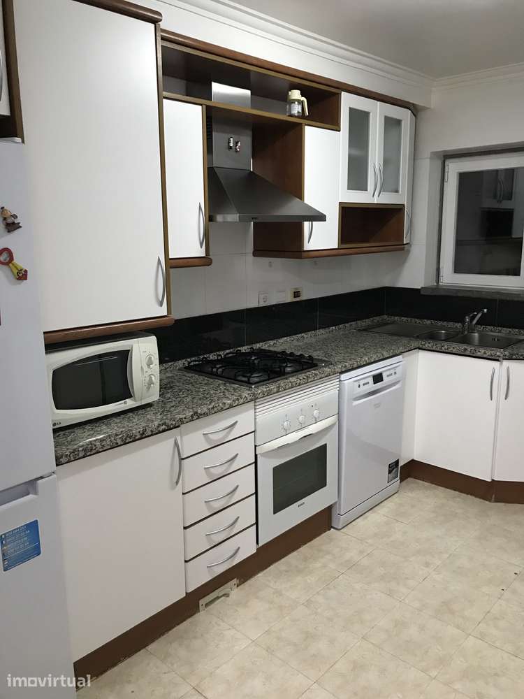 Apartamento T3 muito luminoso com boas áreas e recente - Grande imagem: 4/10