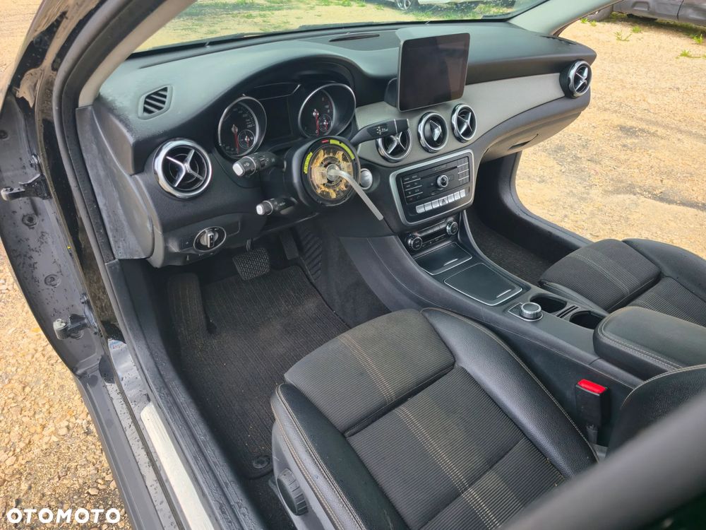 Mercedes-Benz GLA 200 d 7G-DCT - 14