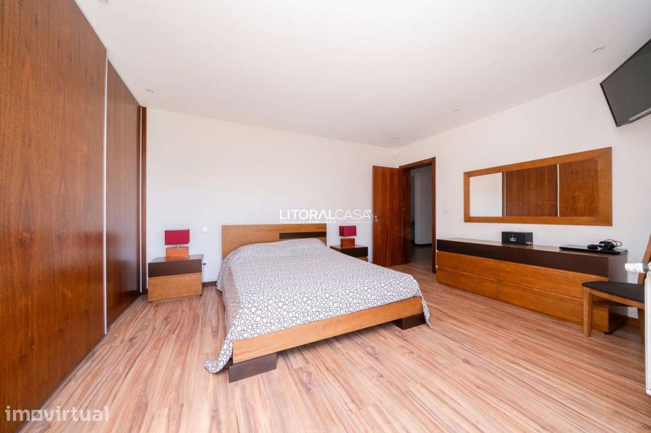 Moradia | Arquitetura Moderna | Garagem fechada | Duas suites | Mira - Grande imagem: 2/13