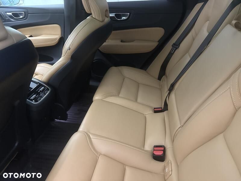 Volvo XC 60 B5 D AWD Ultimate Bright - 21