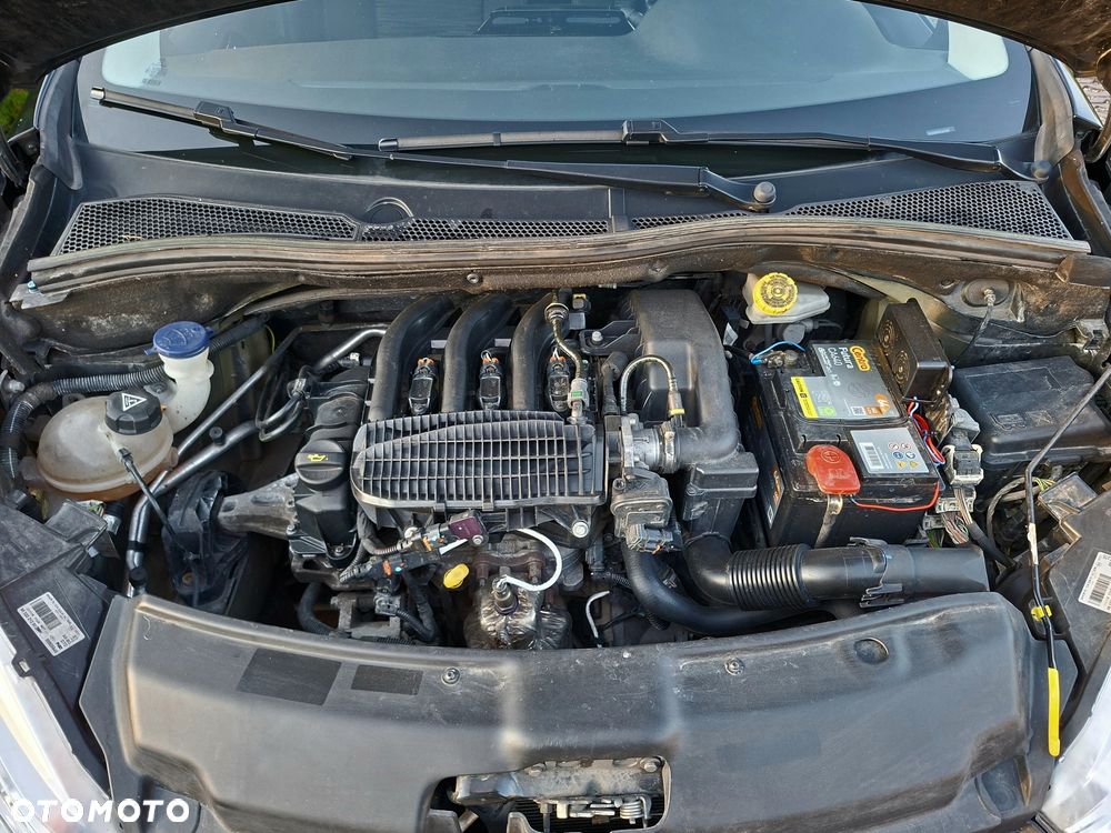 Peugeot 208 - 8