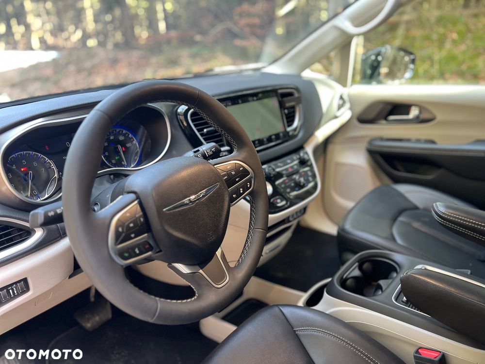 Chrysler Pacifica - 12