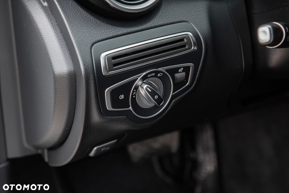 Mercedes-Benz Klasa C 180 9G-TRONIC AMG Line - 19