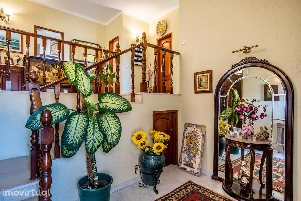 Espaçosa Moradia T3 + 2 com Garagem Localizada  na Bela Vista perto de - Grande imagem: 4/29