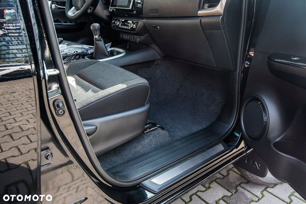 listwy progowe toyota hilux viii 2015+ - 4