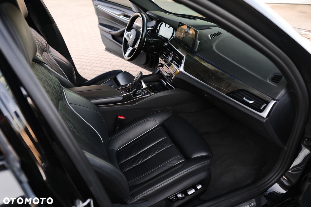 BMW Seria 5 M550i xDrive sport - 31