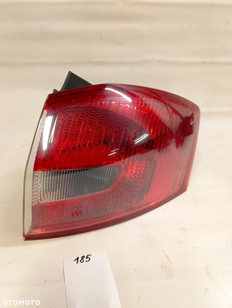 KUGA MK1 LAMPA PRAWA TYLNA TYŁ W BŁOTNIK