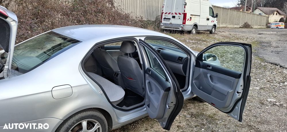 Volkswagen Jetta 1.6 Trendline - 7