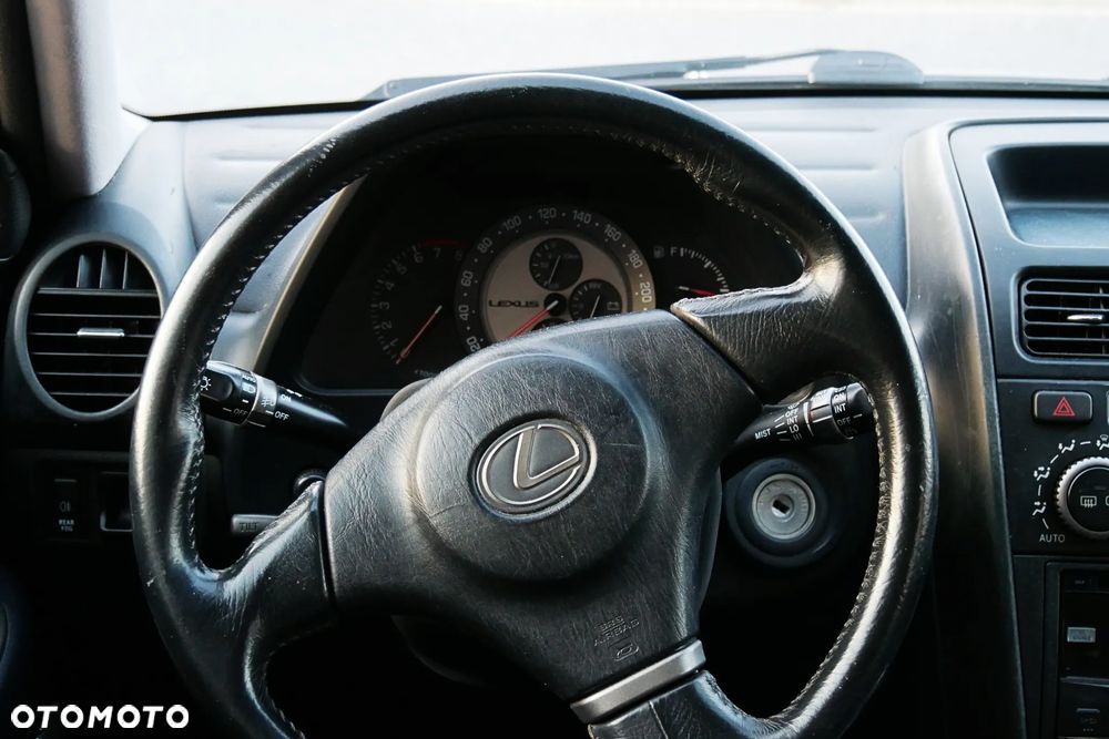 Lexus IS 200 SportCross - 13