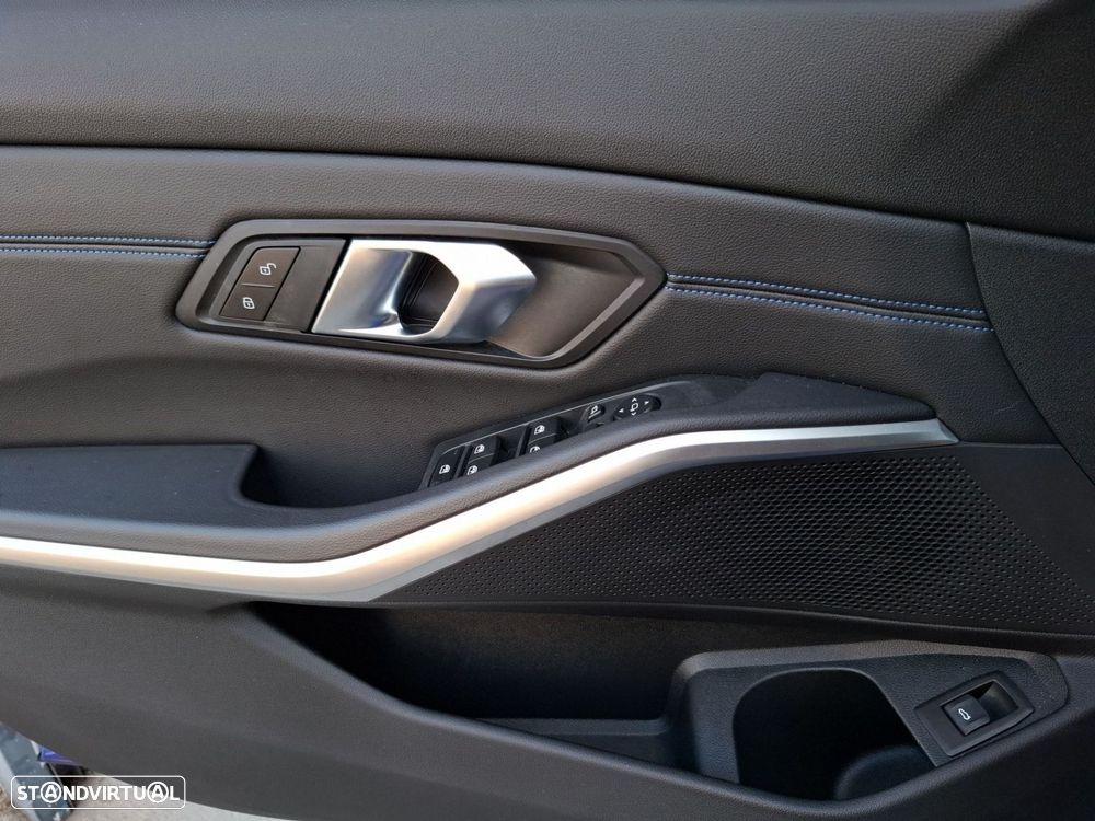 BMW 320 d Touring Pack Desportivo M Auto - 20