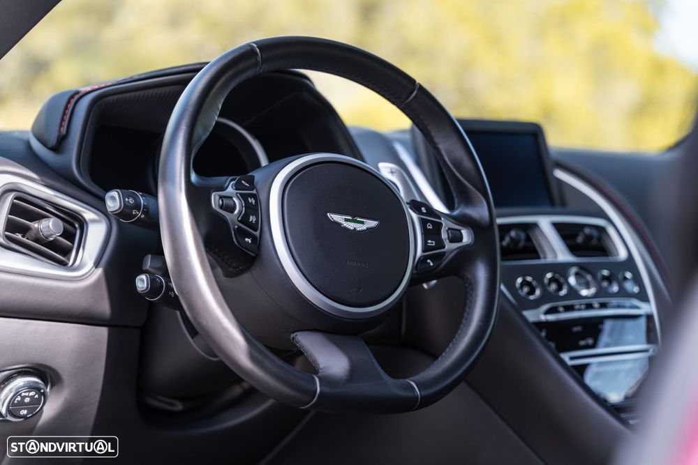 Aston Martin DB11 Coupé V12 AMR - 19