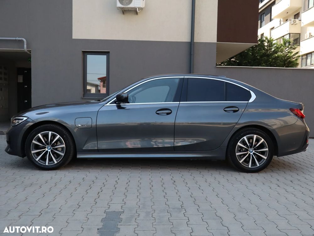 BMW Seria 3 330e Aut. Sport Line - 2