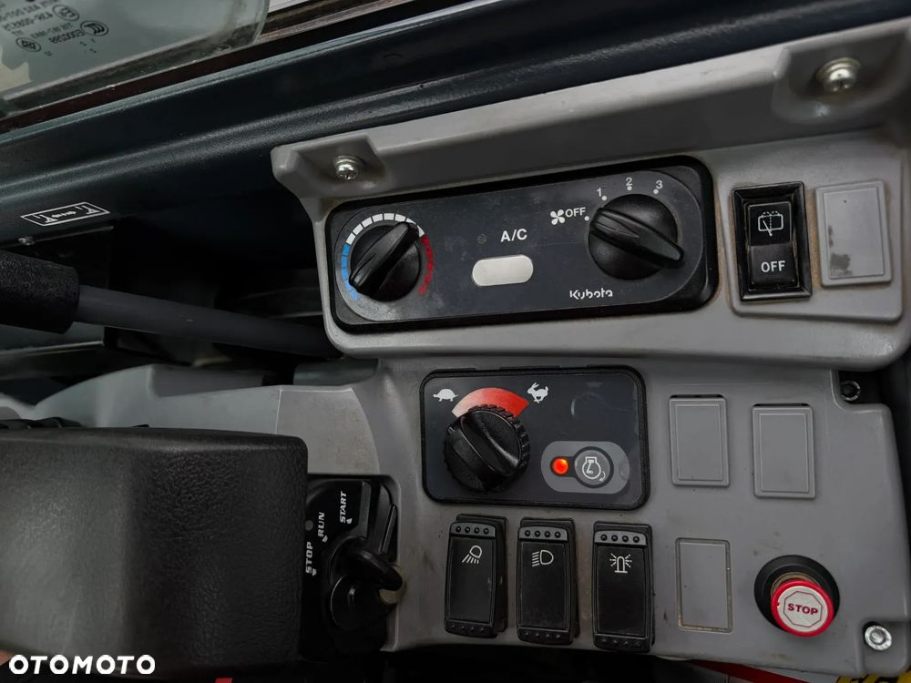 Kubota U55-4. koparka Gąsienicowa 5,5 tony. 2016 rok. 3700 mtg! KLIMATYZACJA. Długie ramie plus! 3sekcje Hydrauliczne. zamki na tłokach. Koparka Jak nówka sztuka. Zadbana zero zużycia. Z gospodarstwa Norweskiego. Zmiana łyżek Hydrauliczna. LENHOFF. Ani deka luzów wycieków. Szybka wolna jazda. Gąski perfekt stan. OKAZJA TANIO. Aktualna Dekra. Po serwisach eksploatacyjnych. Mocny silnik Kubota 4 cylindry! Zamki na tłokach. Nagłośnienie Wielka Okazja - 13