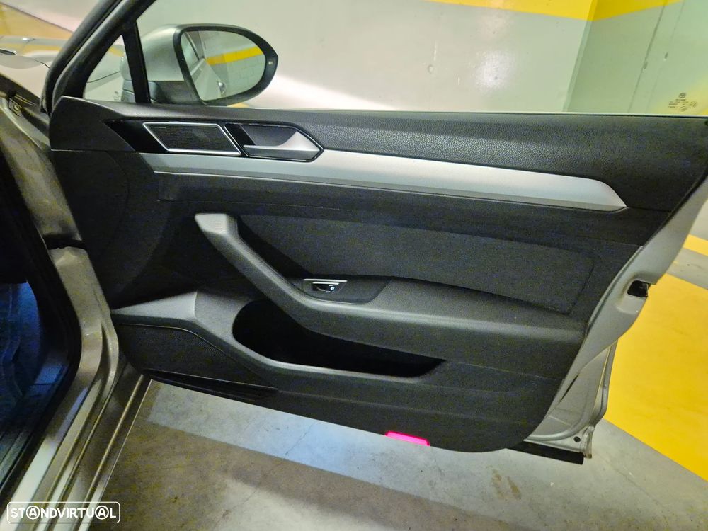 VW Passat Variant 2.0 TDI Trendline - 28