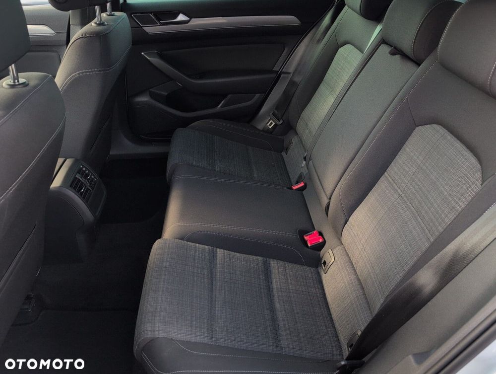 Volkswagen Passat Variant 2.0 TSI Business DSG - 11