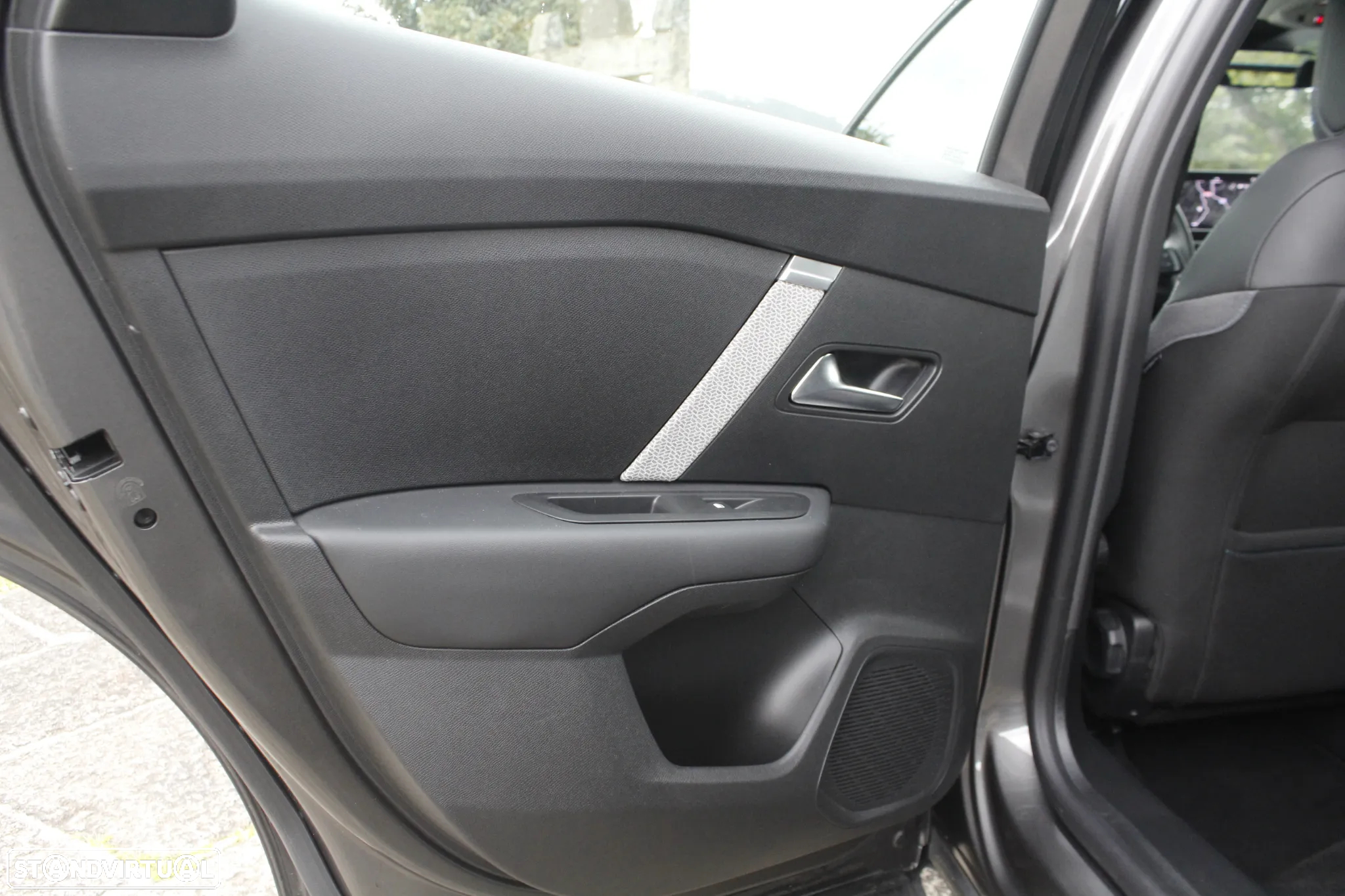 Citroën C4 BlueHDi 130 Stop&Start EAT8 SHINE - 25