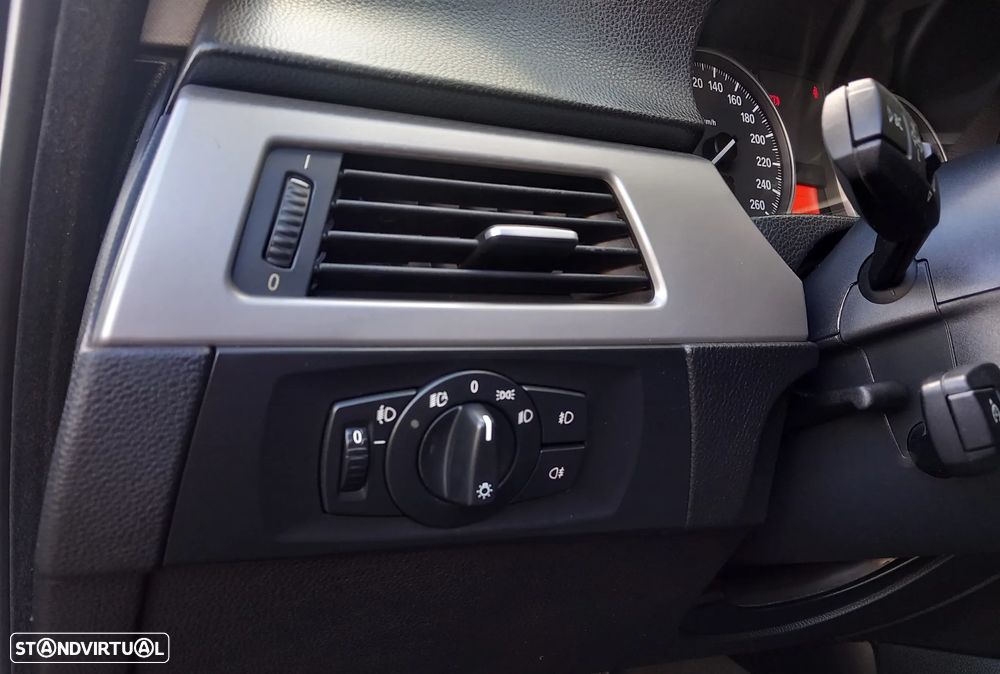 BMW 318 d Navigation Sport - 19