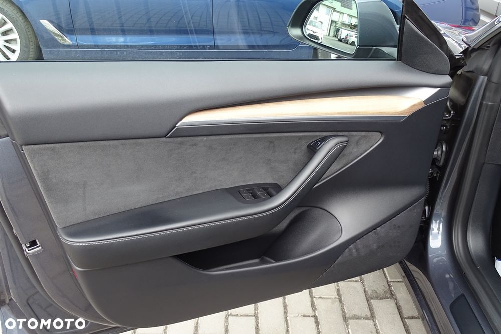 Tesla Model 3 - 31