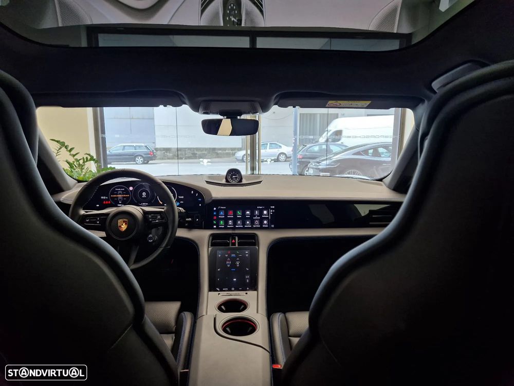 Porsche Taycan Cross Turismo 4S - 32