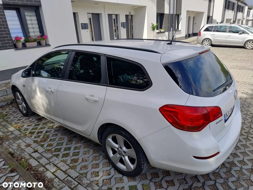 Opel Astra 2010 photo 4