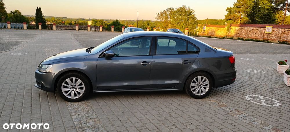 Volkswagen Jetta 1.6 TDI Blue Motion Technology Trendline - 4
