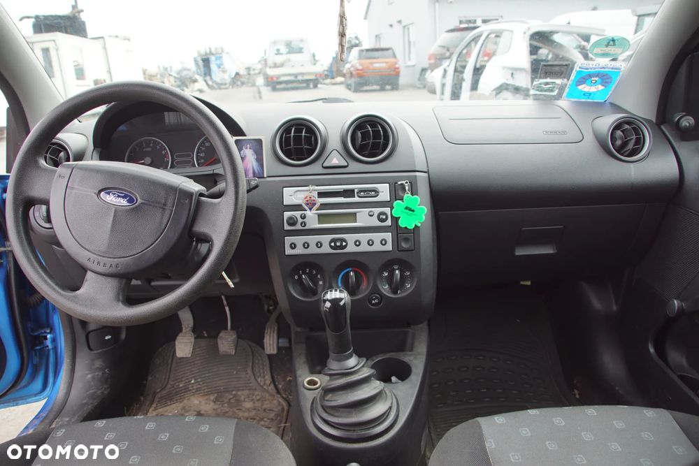 Auto na części - Ford Fiesta MK6 1.3 8V 60 KM 2S6G-6006-CA 2S6R-7002-MB 4CVE 2004R Silnik Skrzynia Drzwi Maska Błotnik Klapa Zderzak Lusterko Lampa Klamka Szyba Deska Kokpit Sterownik Moduł Czujnik Licznik Panel Kierownica - 16